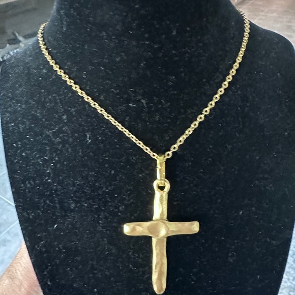 Elegant Gold Cross Pendant Necklace - Picture 2 of 3